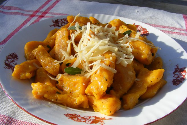 Gnocchi de morcovi in unt aromat