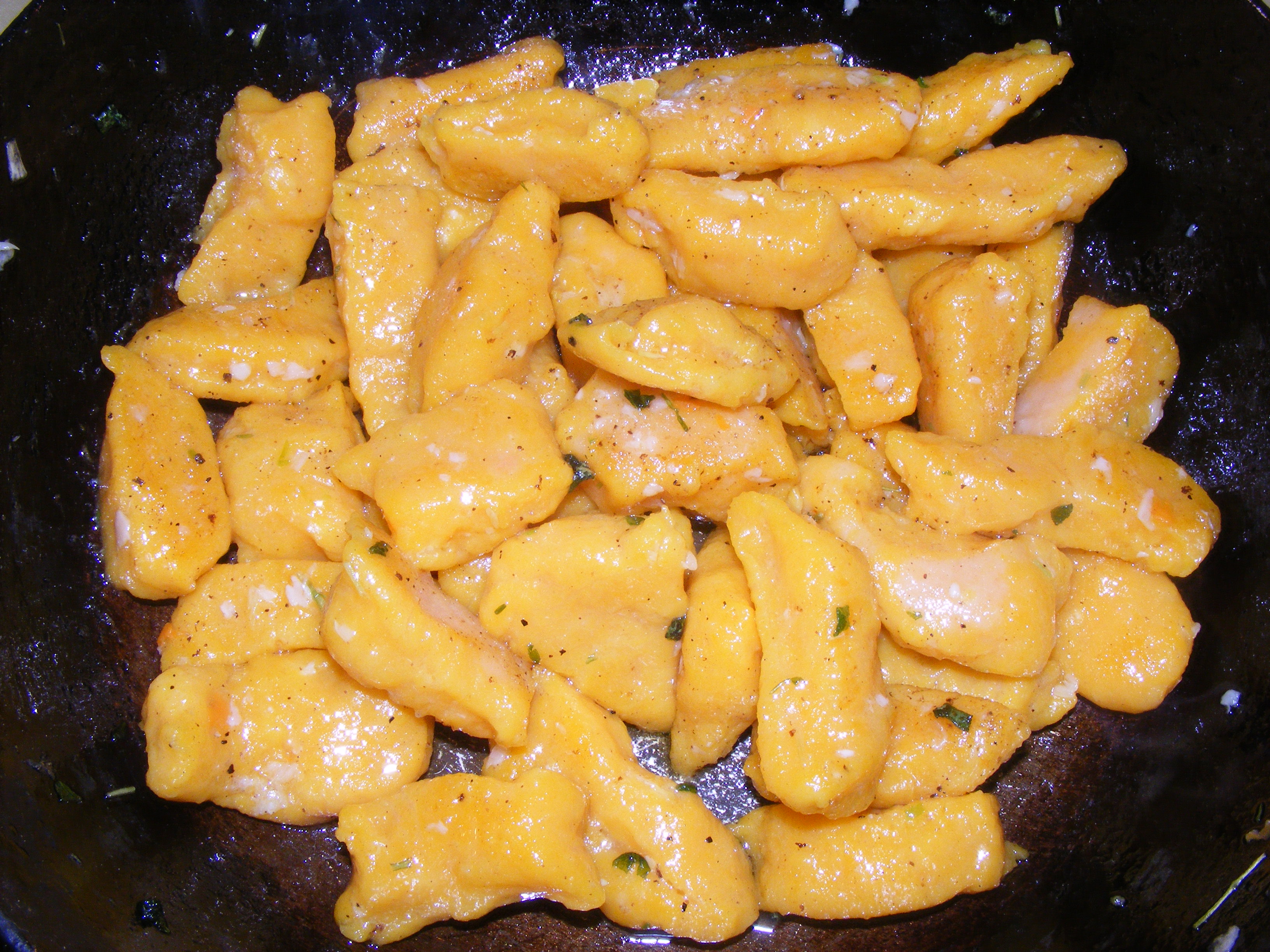 Gnocchi de morcovi in unt aromat