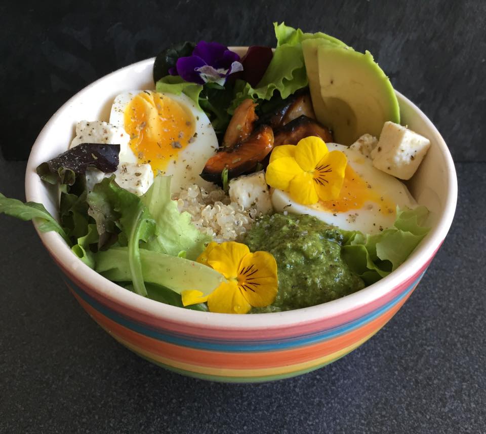 Salata cu Quinoa, dovleac copt si pesto de rucola