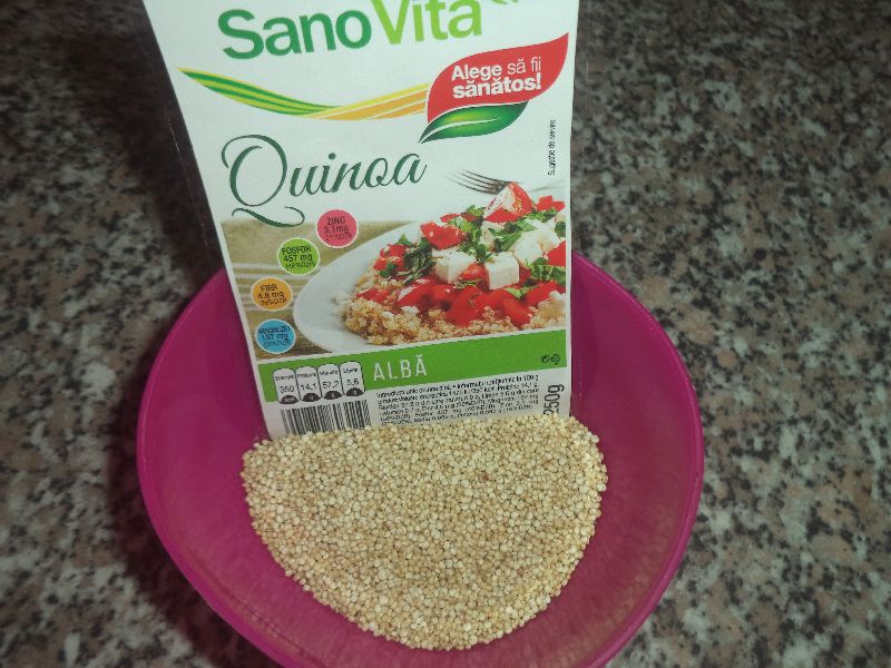 Desert la pahar din quinoa cu lapte, nuca si stafide