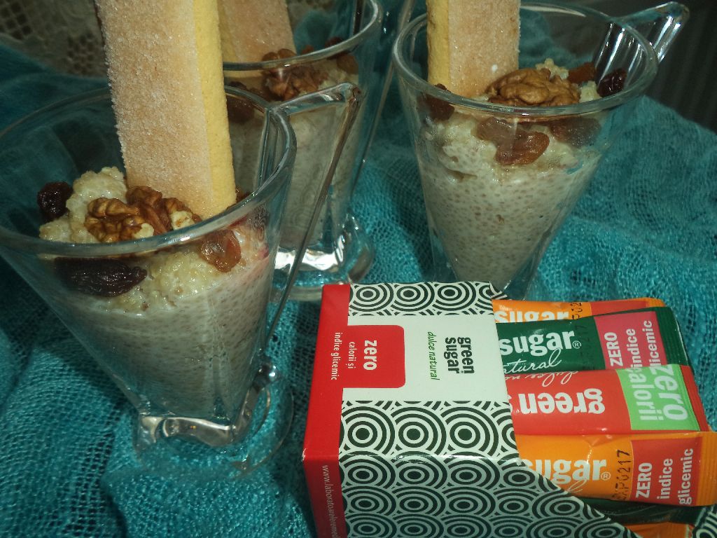 Desert la pahar din quinoa cu lapte, nuca si stafide