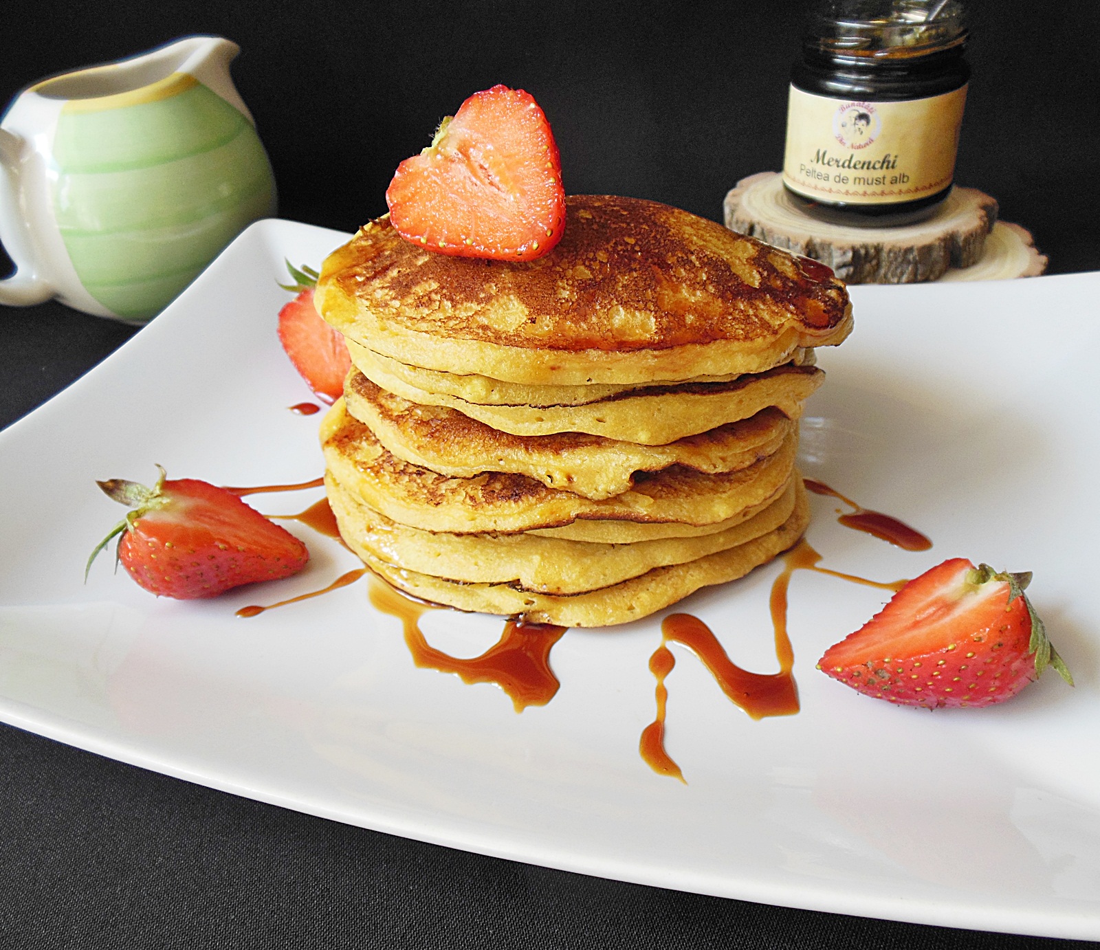 Pancakes cu branza, stafide si sirop de struguri si mar fara zahar