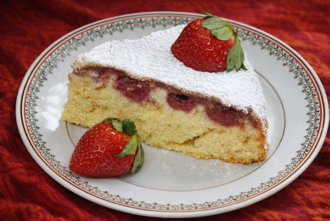 Prajitura rasturnata cu capsuni si biscuiti - Reteta delicioasa cu fructe