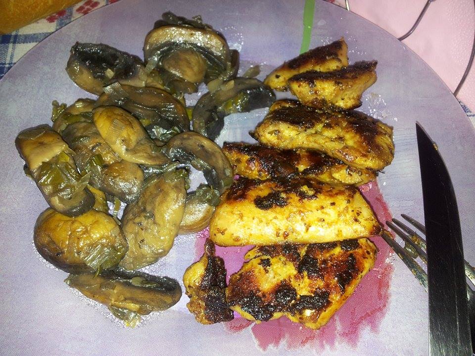 Piept de pui la grill cu ciuperci champignon