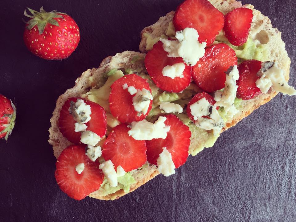 Toast cu avocado, capsuni si branza albastra