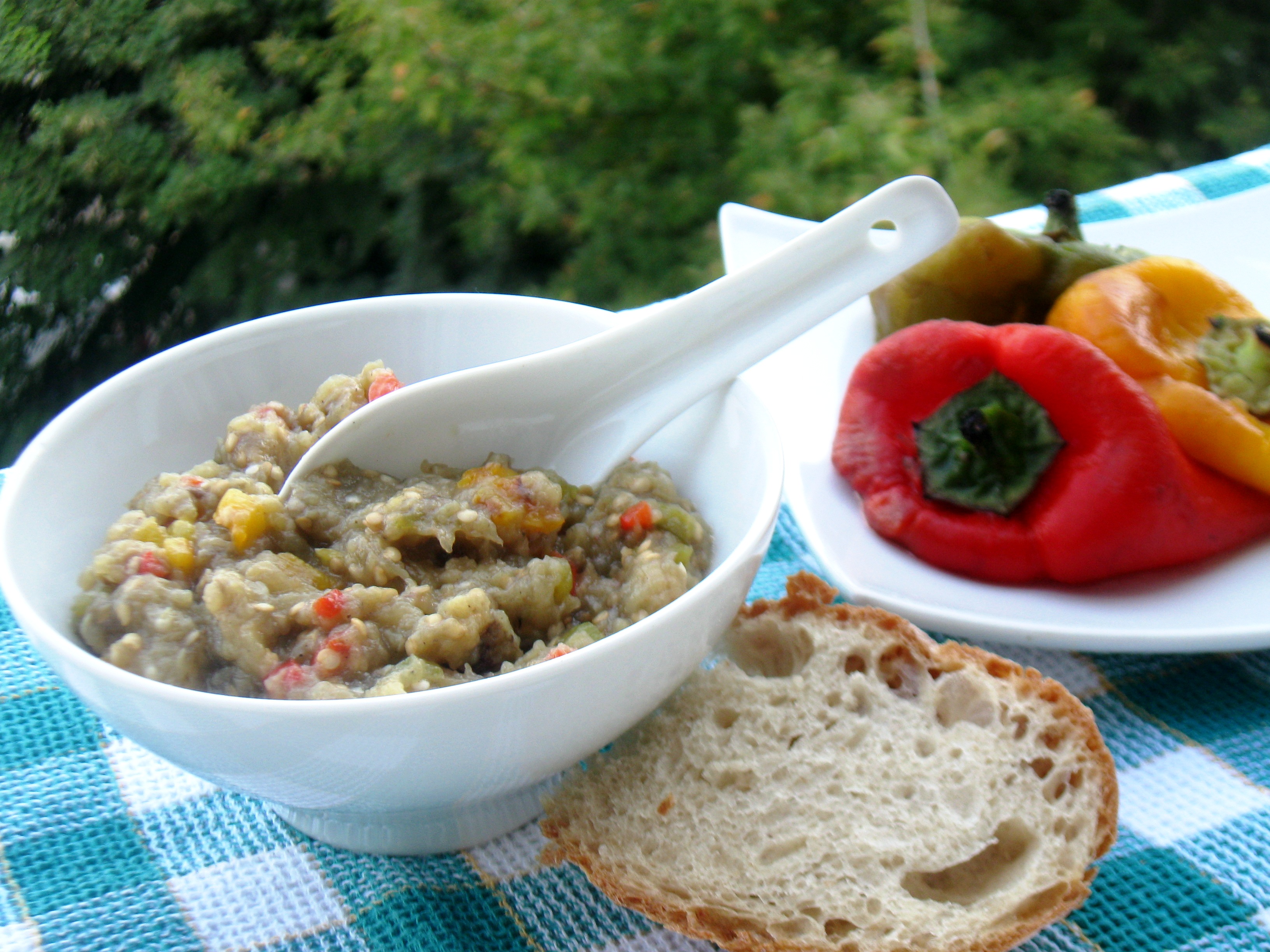 Salata de vinete cu ardei copti