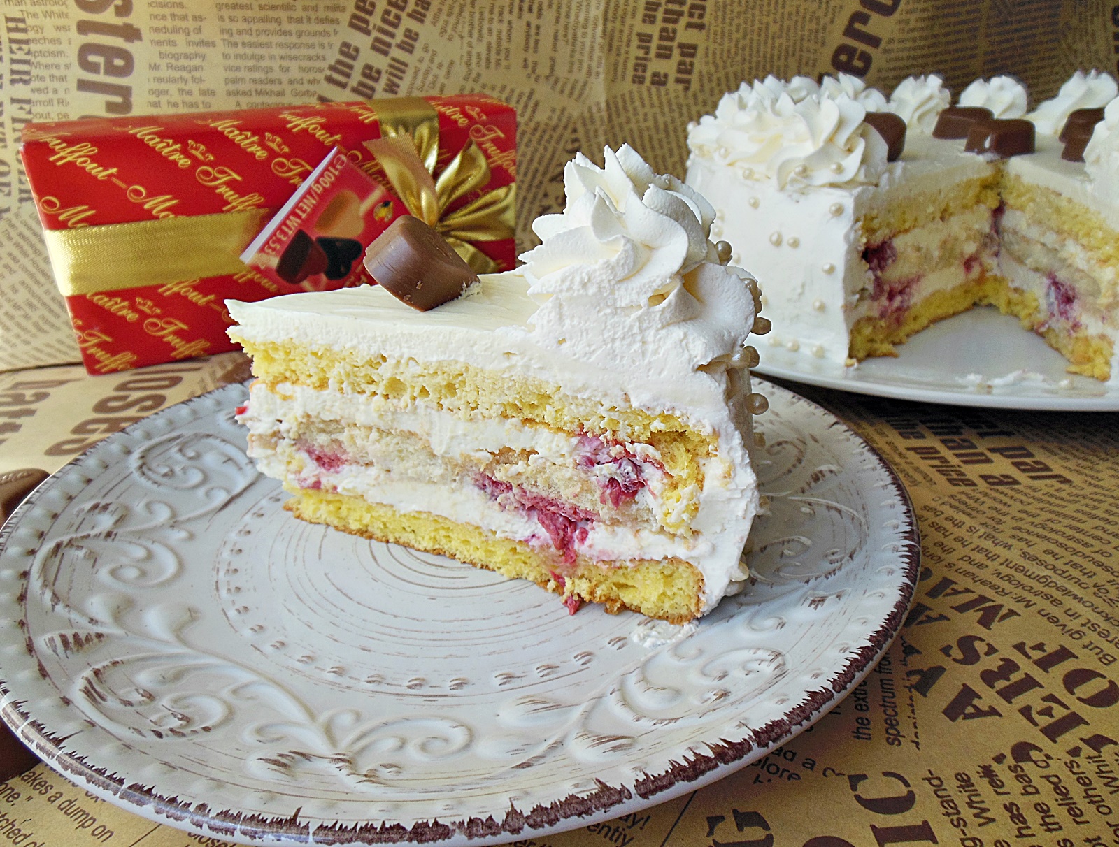 Desert tort cu crema de ciocolata alba, mascarpone si zmeura