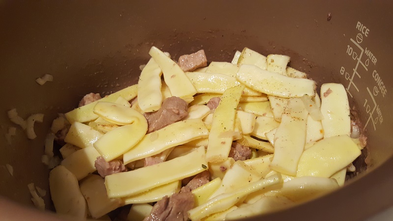 Fasole pastai cu ceafa de porc la Multicooker