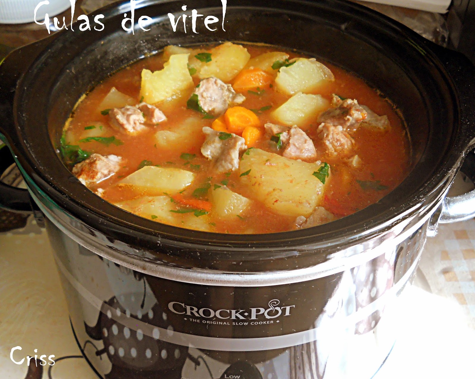 Gulas de vitel la slow cooker Crock-Pot 2.4 L