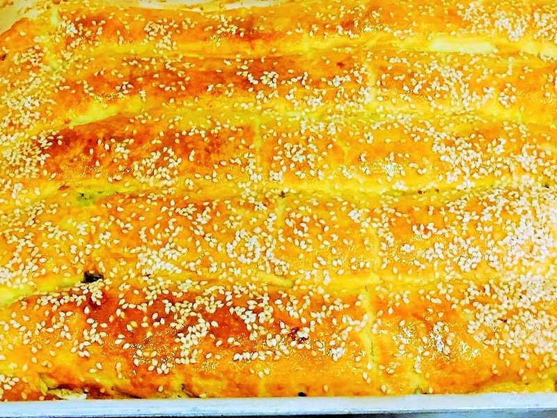 Placinta rustica cu carne si susan