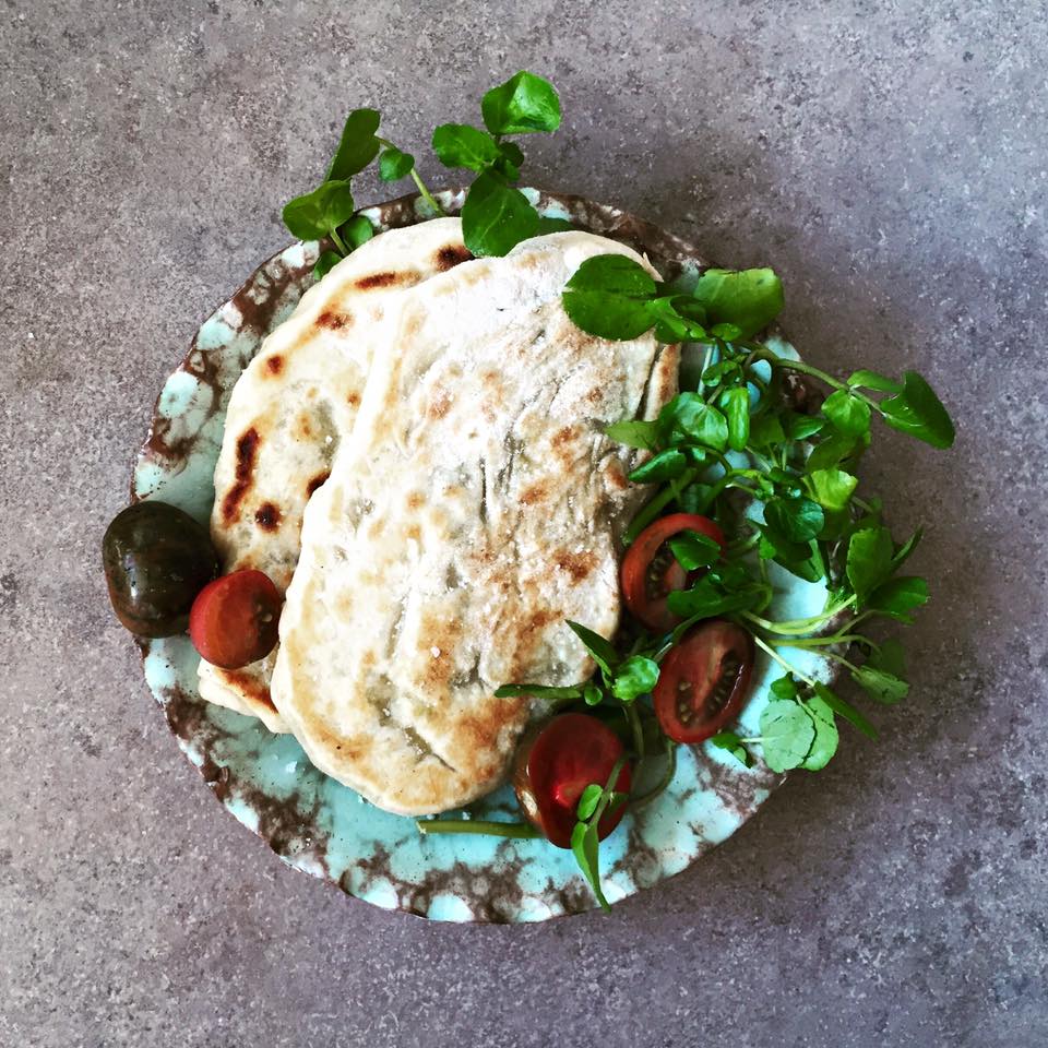 Placinte la tigaie cu sparanghel, ricotta si pesto