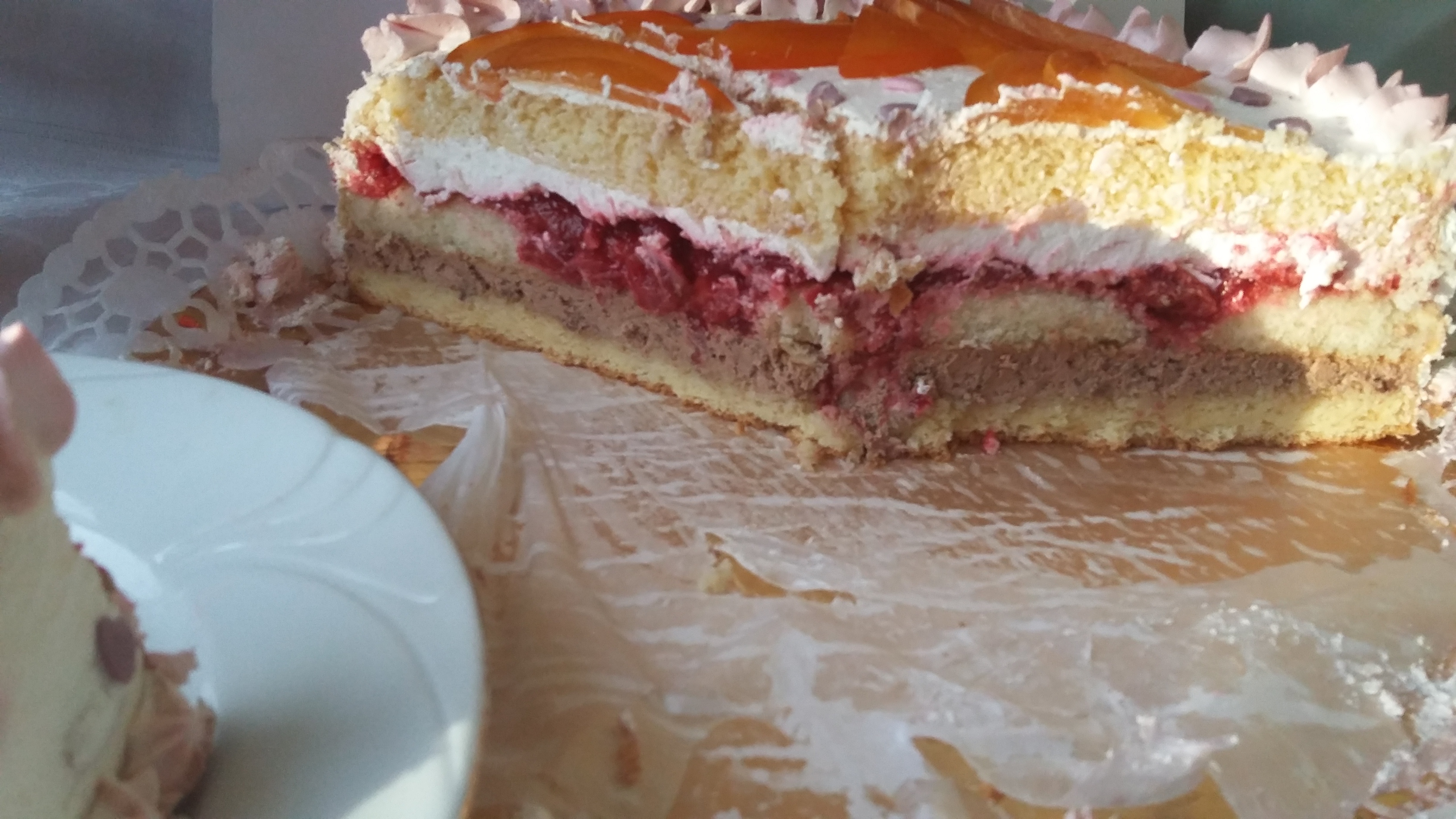 Tort cu crema de ciocolata si jeleu de visine