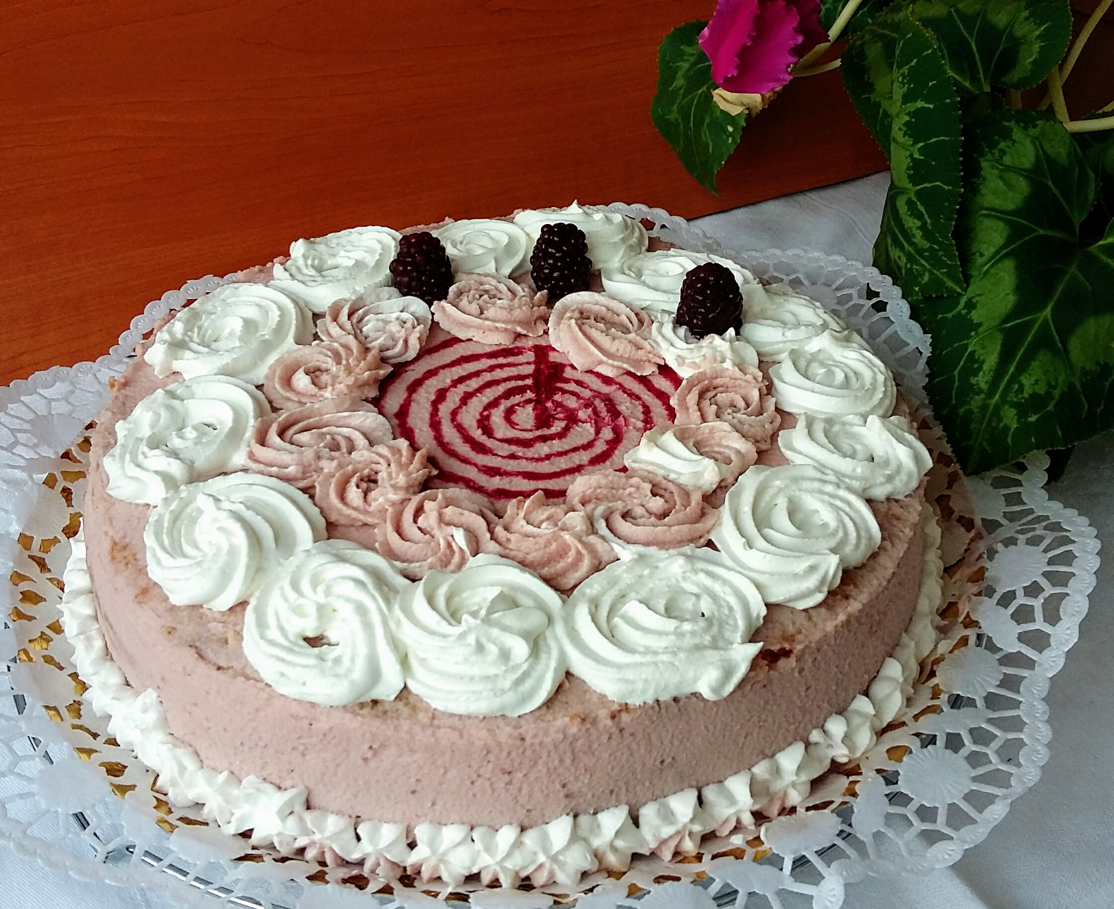 Tort cu crema de unt, mascarpone si mure