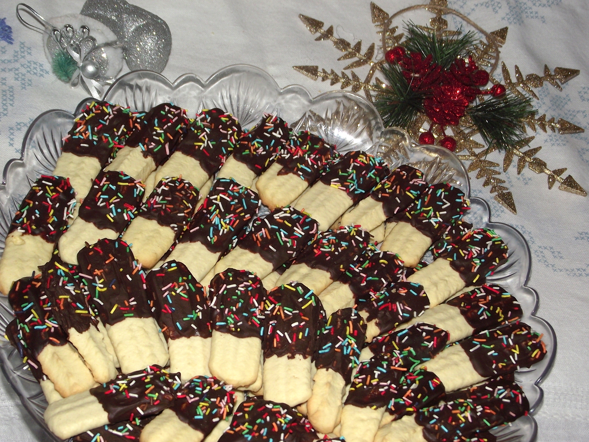 Biscuiti fragezi cu menta si glazura de ciocolata neagra