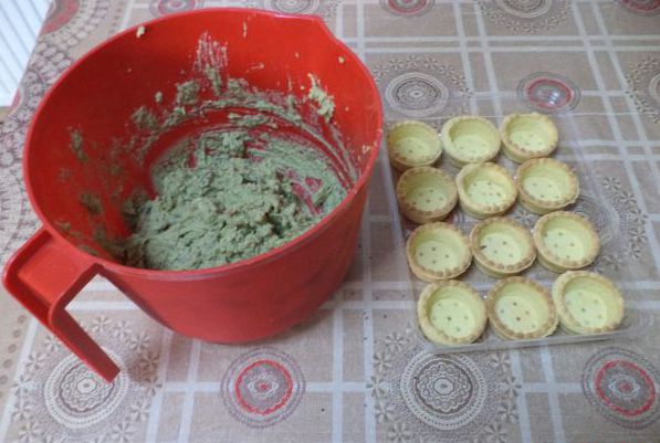 Tarte umplute cu humus cu avocado, seminte de dovleac si chia