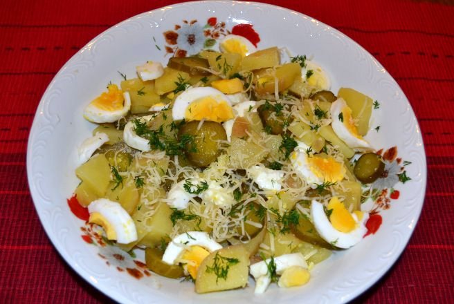 Salata de castraveti, cartofi si oua