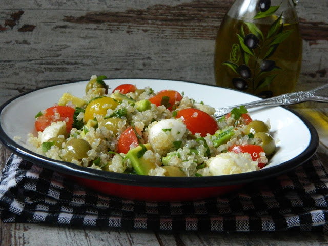 Salata de quinoa cu mozzarella