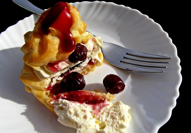 Desert choux cu crema de mascarpone si visine in jeleu