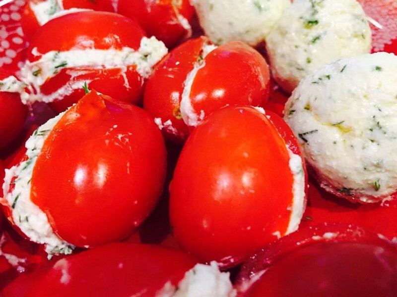 Salata cu rosii cherry umplute si crutoane