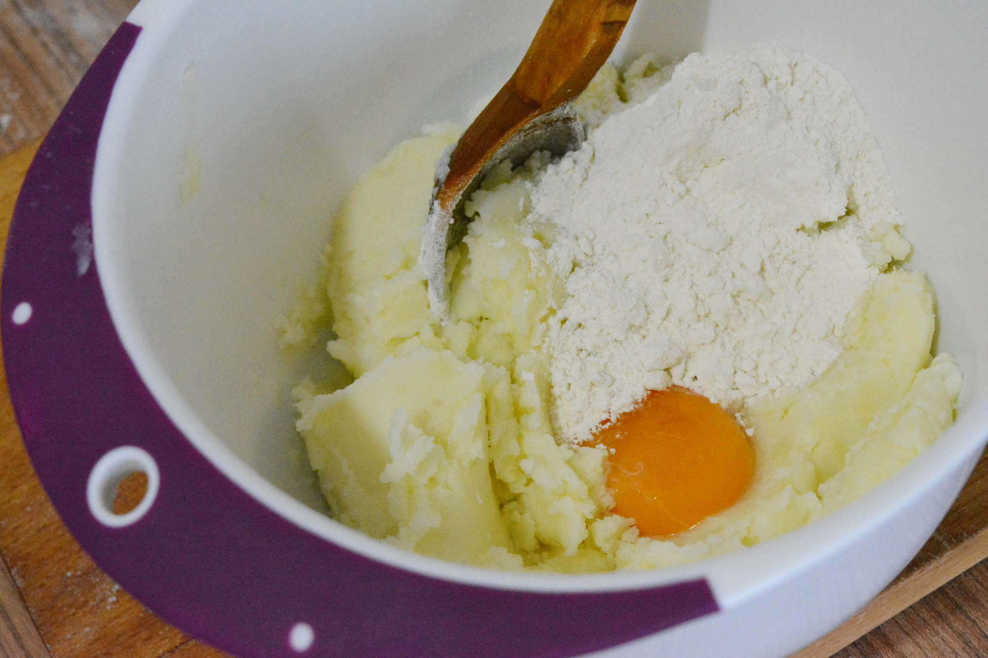 Gnocchi facuti in casa cu sos alb cu praz si ciuperci brune