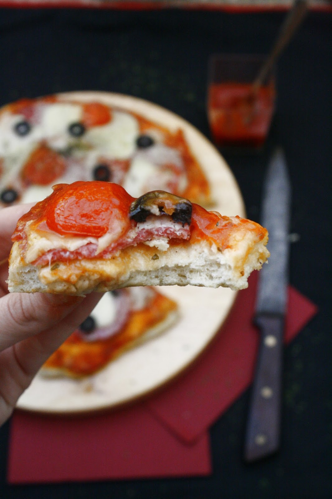 Pizza cu salam uscat, mozzarella si masline