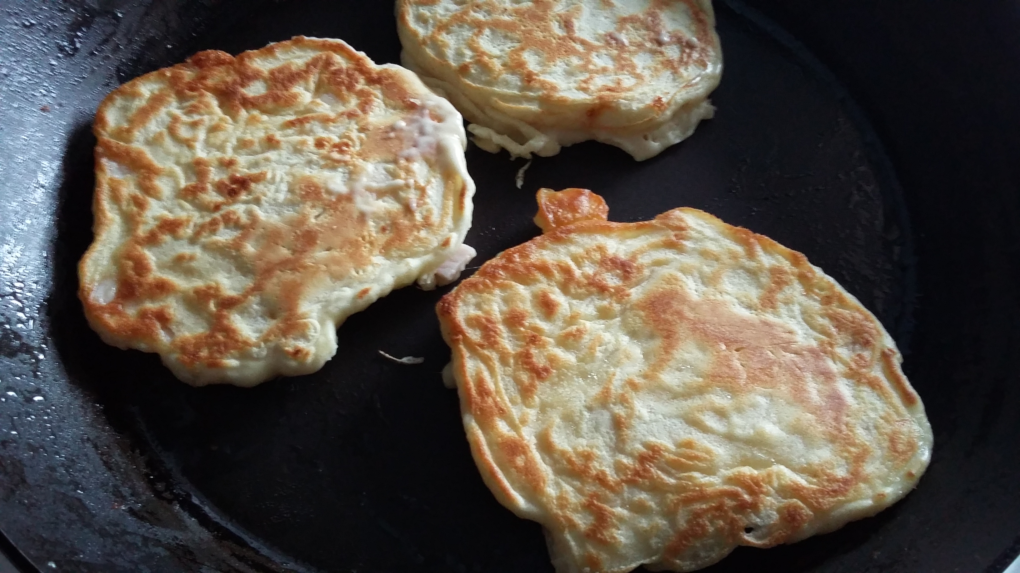 Aperitiv pancakes cu sunca si mozzarela