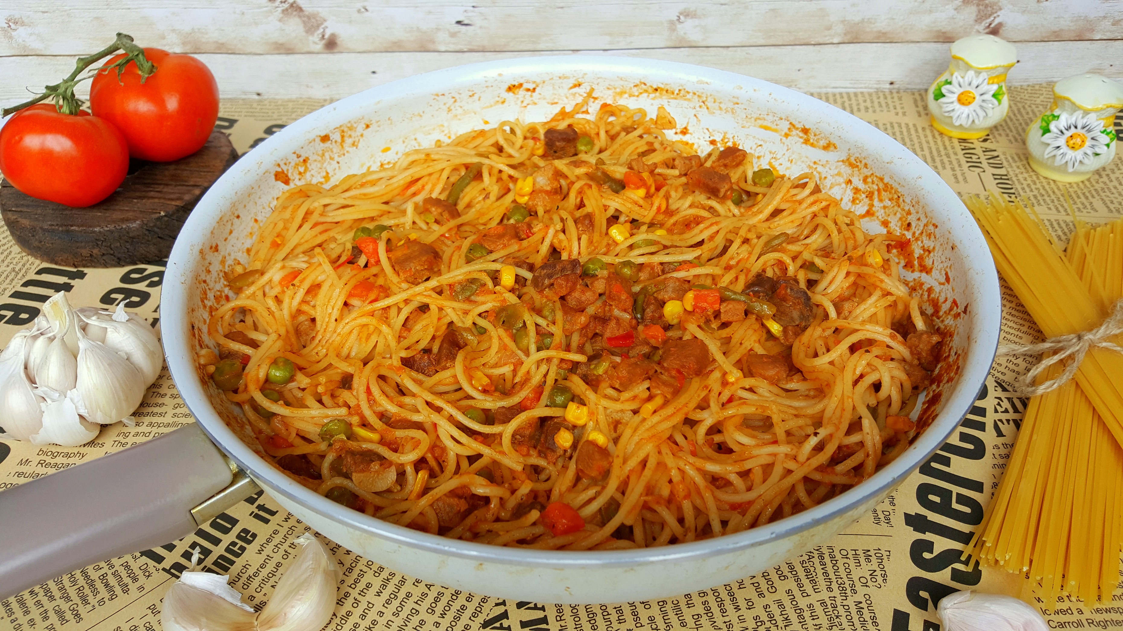 Spaghete cu carne de porc, legume mexicane si sos de rosii