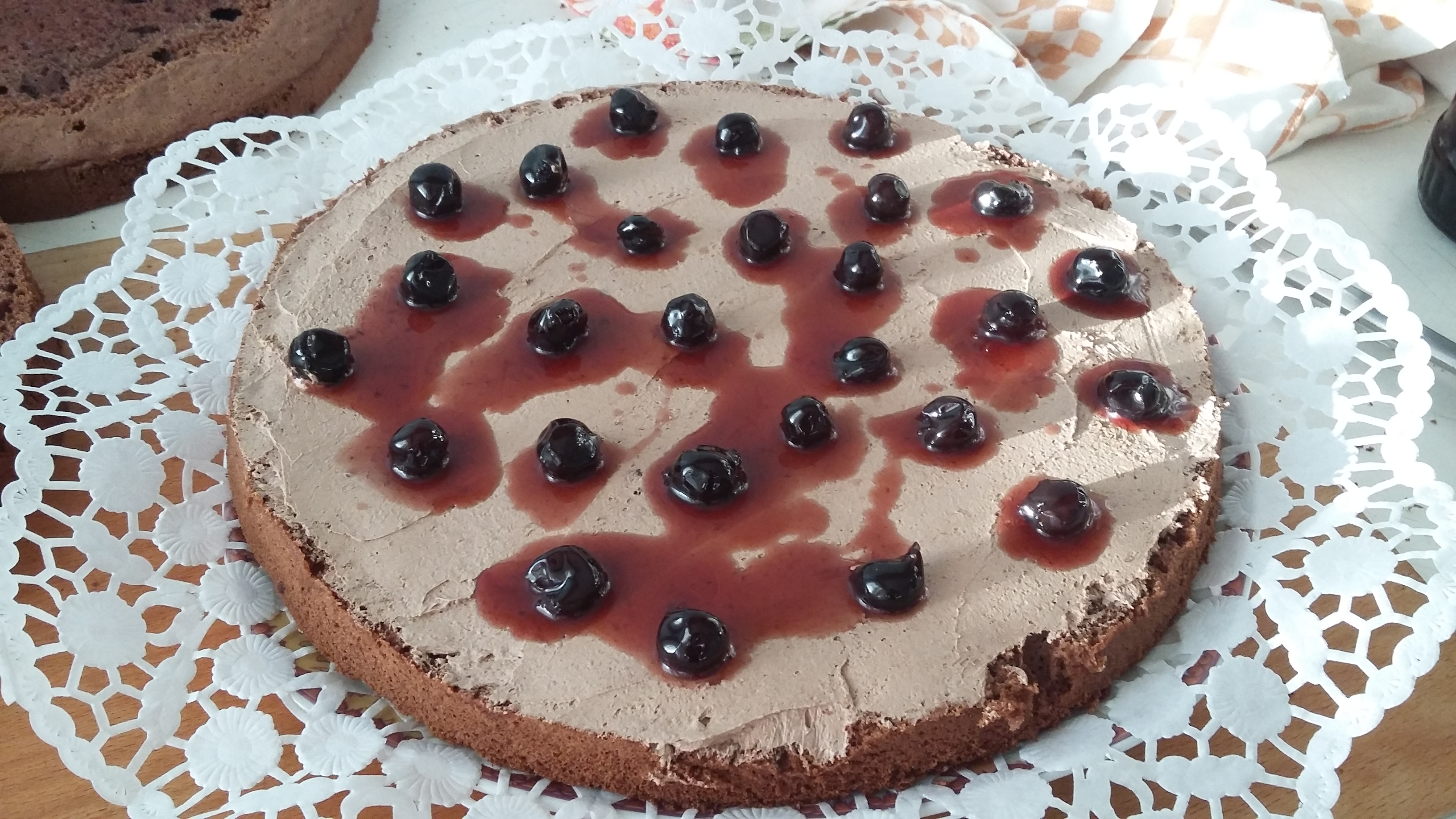 Desert tort cu crema de ciocolata si dulceata de cirese amare