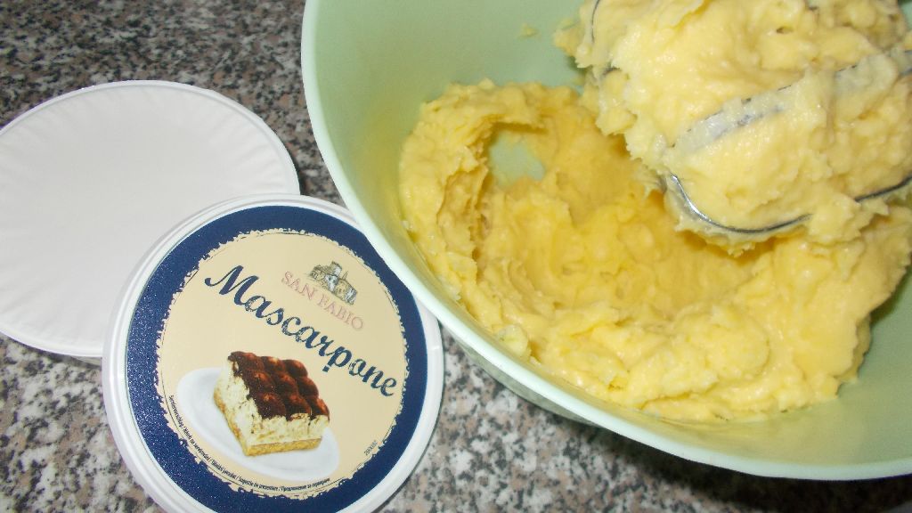 Desert eclere cu crema de vanilie si mascarpone