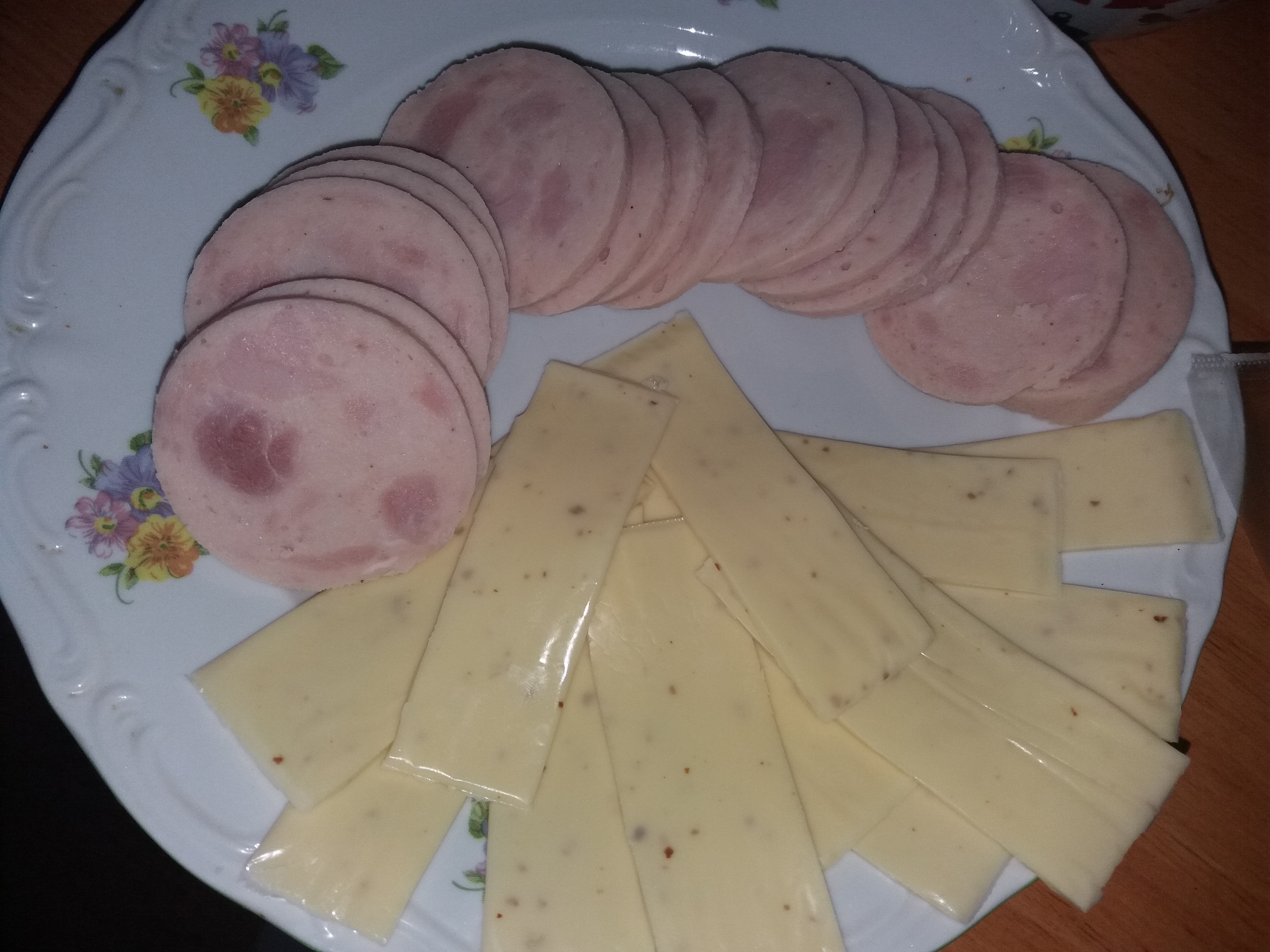 Aperitiv cornulete cu salam si felii de cascaval