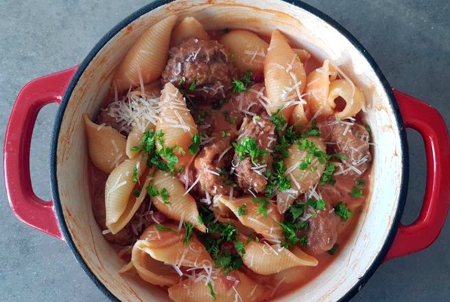 Conchiglioni con polpettine di carne e fagioli (Paste cu chiftele si fasole)