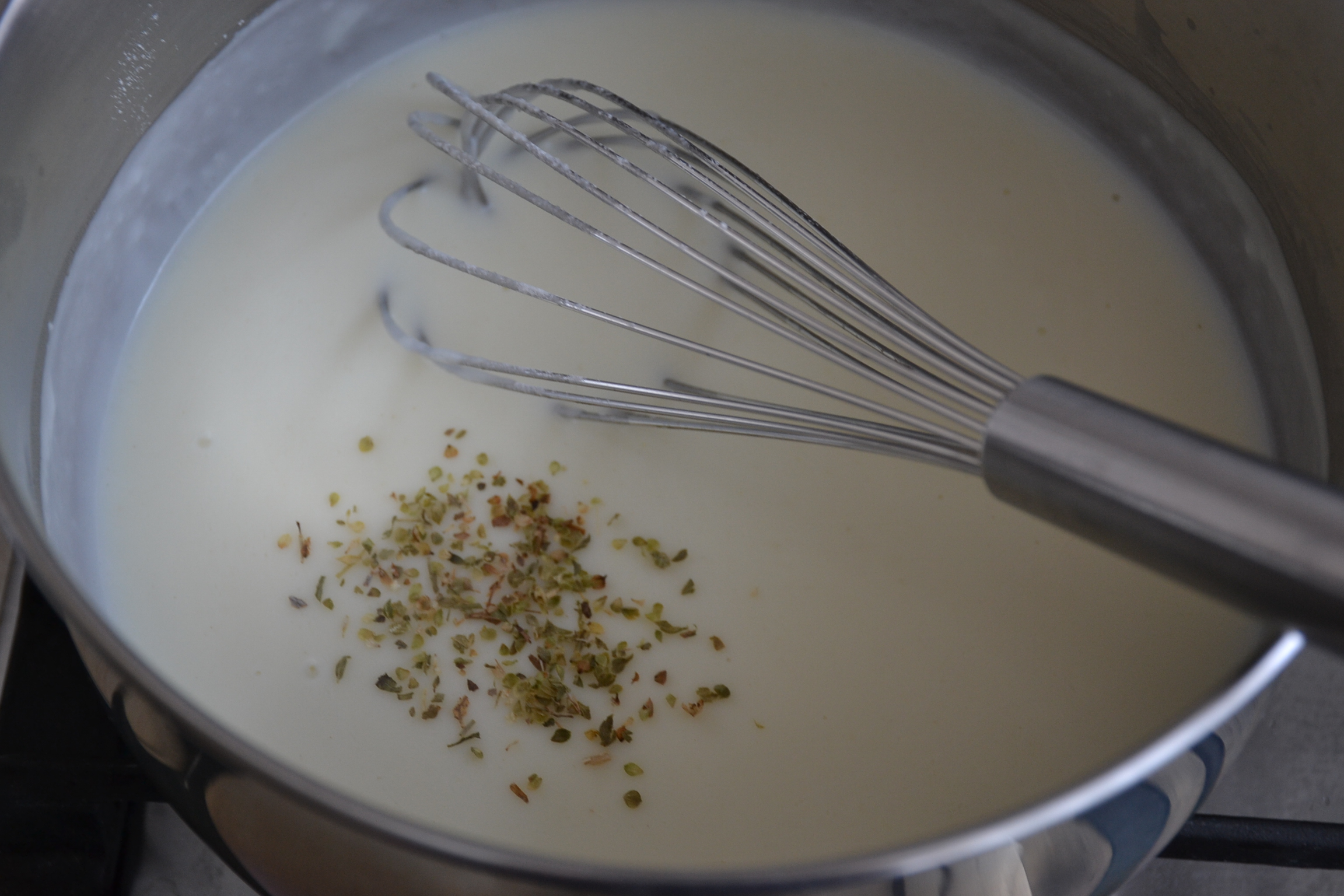 Paste cu sos bechamel, ciuperci si mozzarella