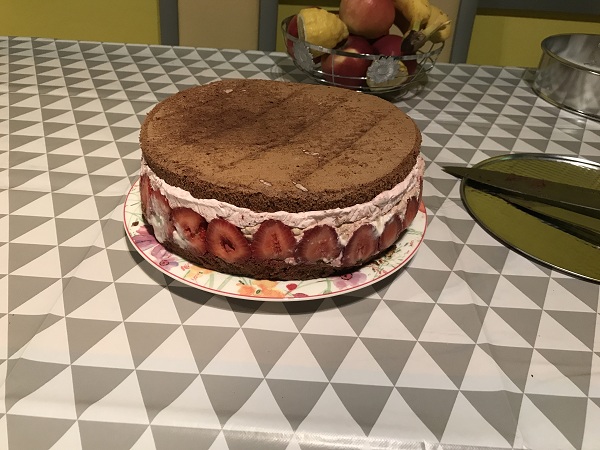 Desert tort de ciocolata si capsuni