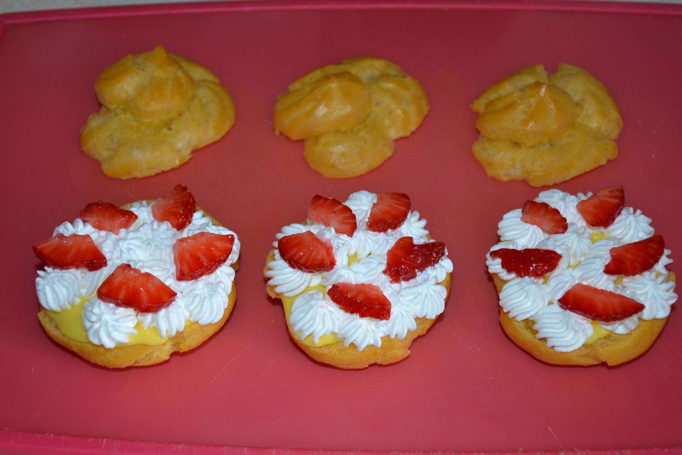 Desert choux a la creme cu capsuni