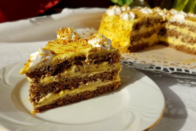 Desert tort cu blat de nuca si crema de vanilie cu mascarpone