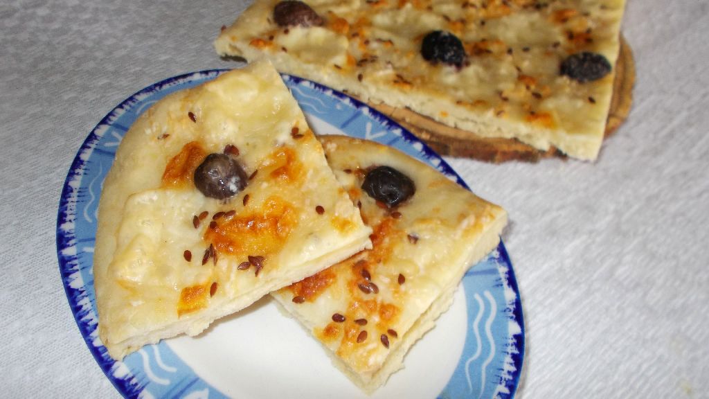 Focaccia cu masline, cascaval si parmezan