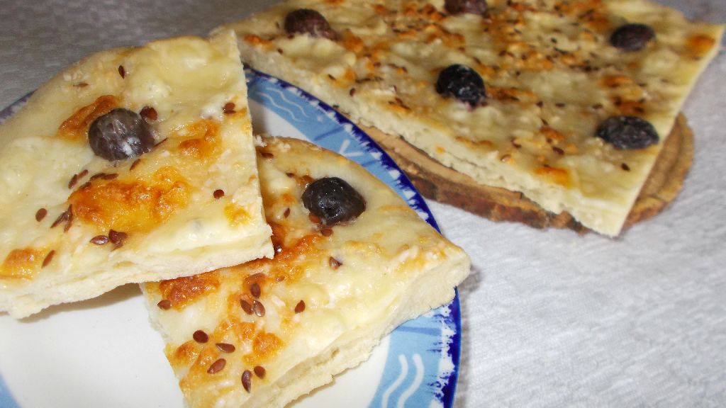 Focaccia cu masline, cascaval si parmezan