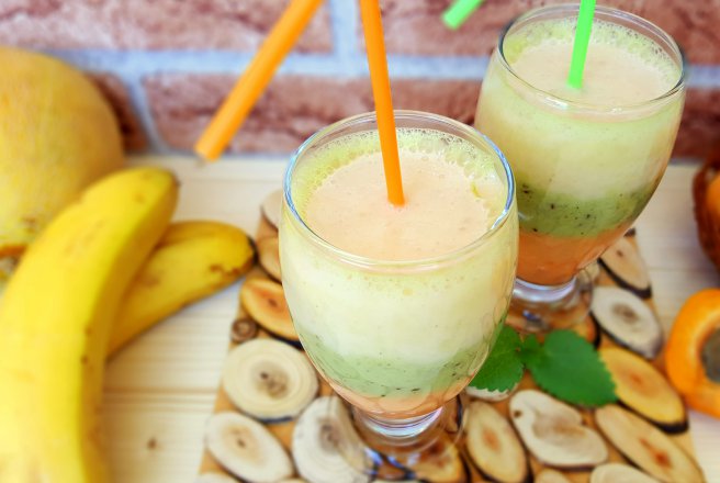 Smoothie cu iaurt, caise, kiwi, banana si pepene galben