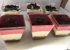 Desert cheesecake la cupe, cu capsuni, oreo