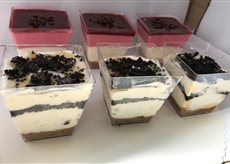 Desert cheesecake la cupe, cu capsuni, oreo