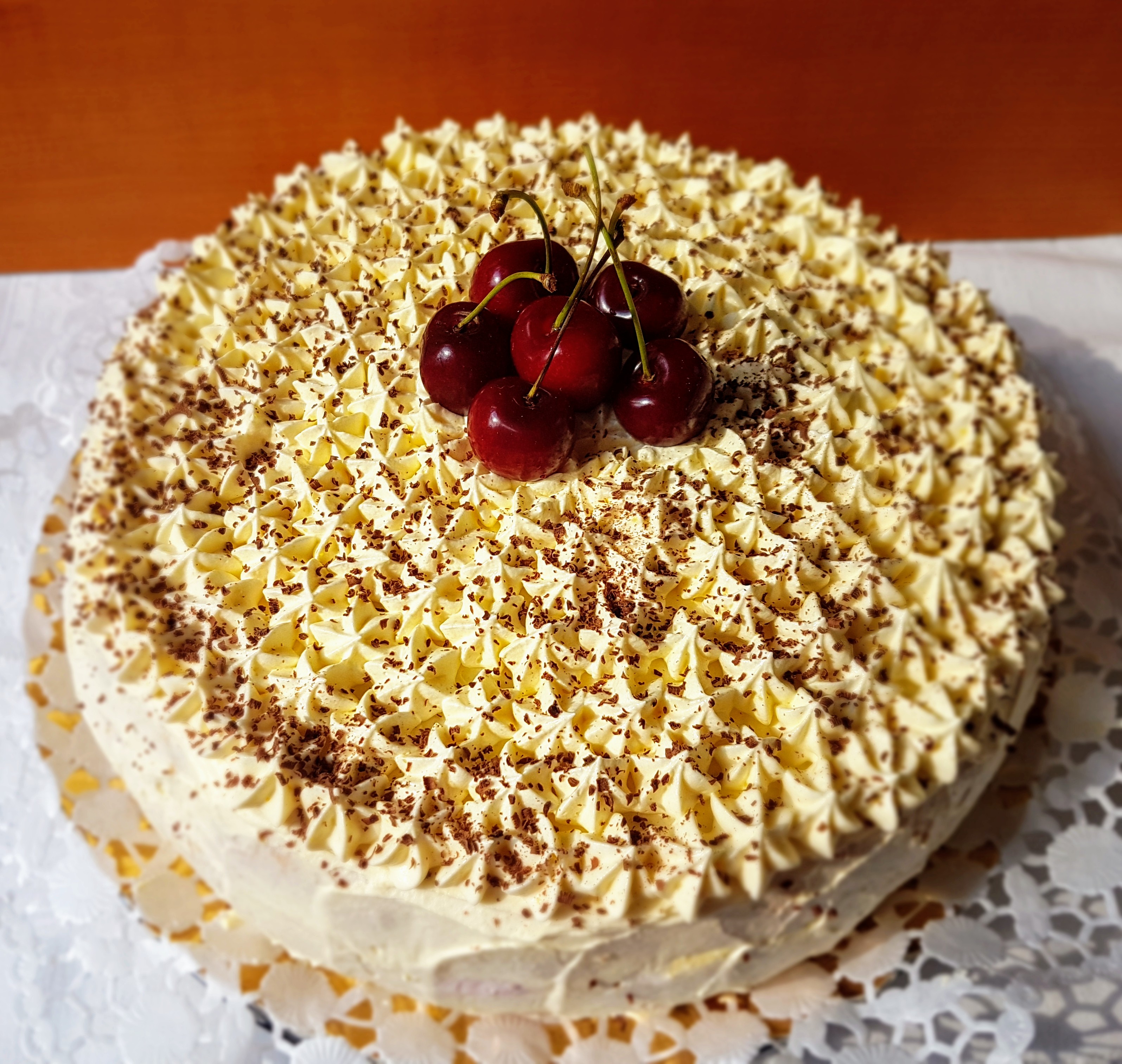 Desert tort cu jeleu de cirese si crema de vanilie cu mascarpone