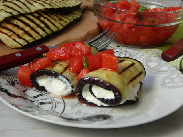 Aperitiv rulouri de vinete cu crema de branza si rosii