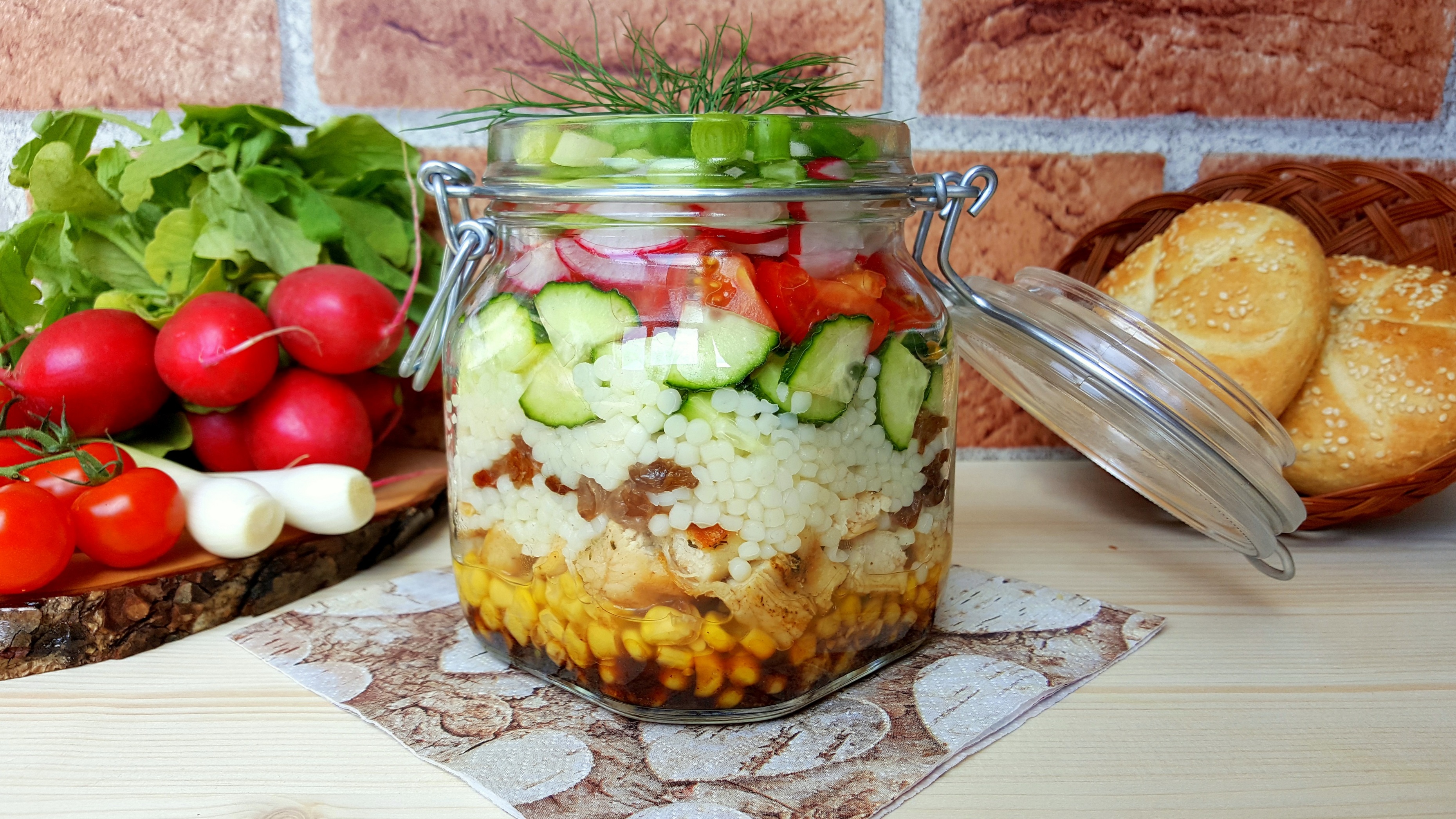 Salata la borcan cu legume, cus-cus si mini-fileuri din piept de pui