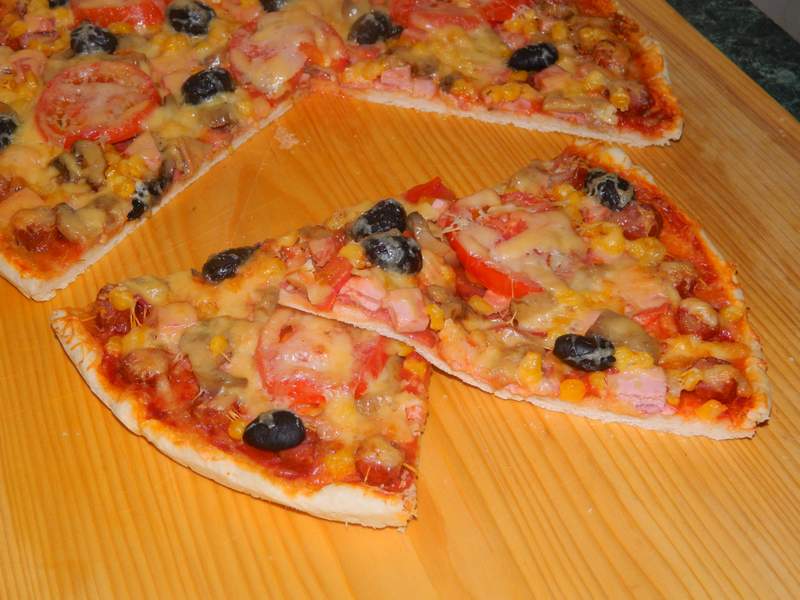 Pizza duet cu porumb si diverse