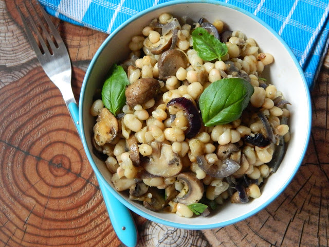 Salata calda de fasole alba si ciuperci