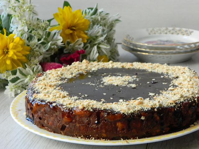 Desert tort de biscuiti (de post) cu stafide si gem de caise