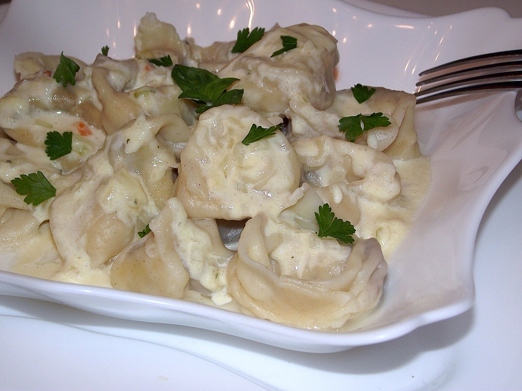 Tortellini ( bicolori ) de casa, cu ciuperci si cascaval