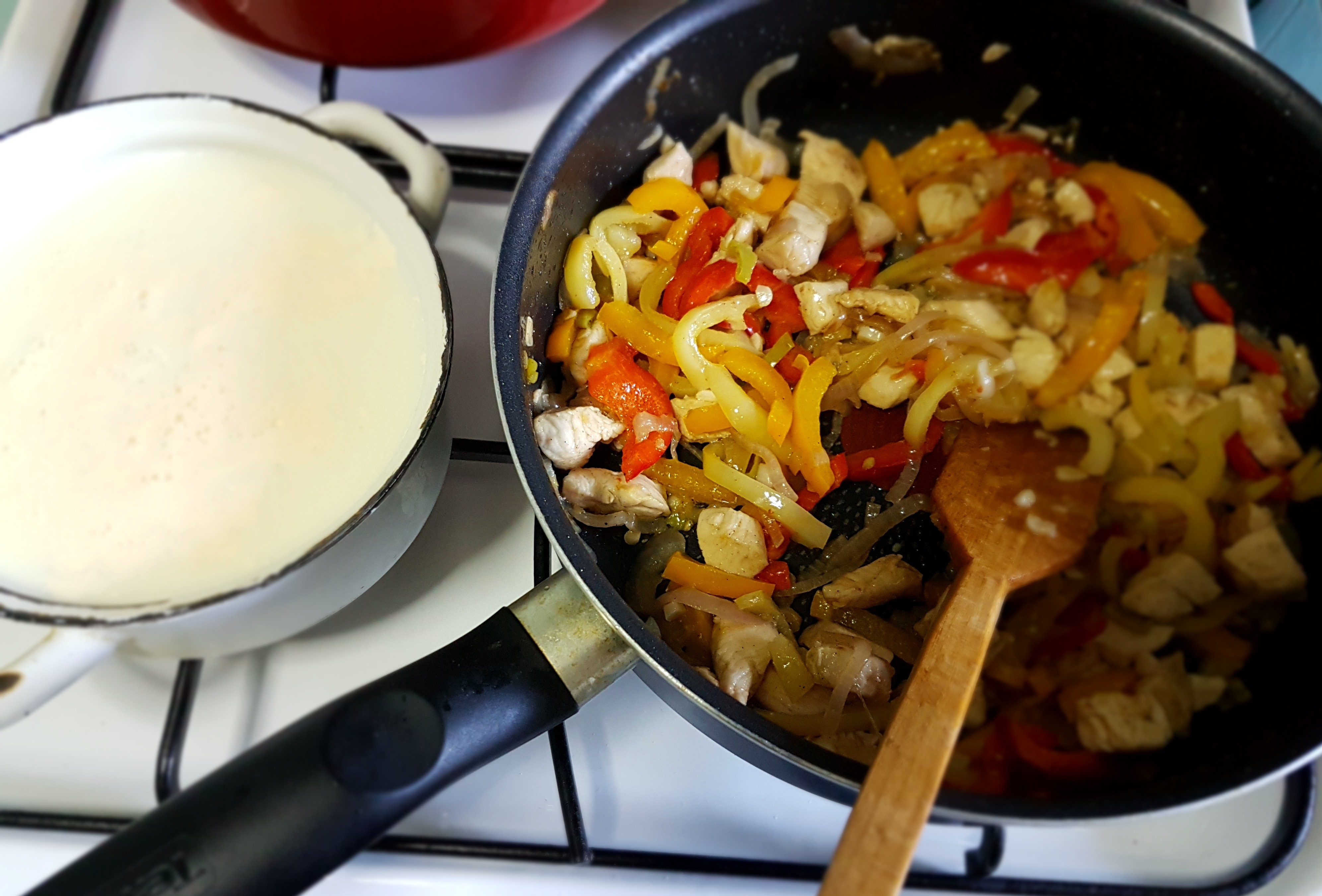 Fusilli cu pui, legume si branza de burduf, in lapte