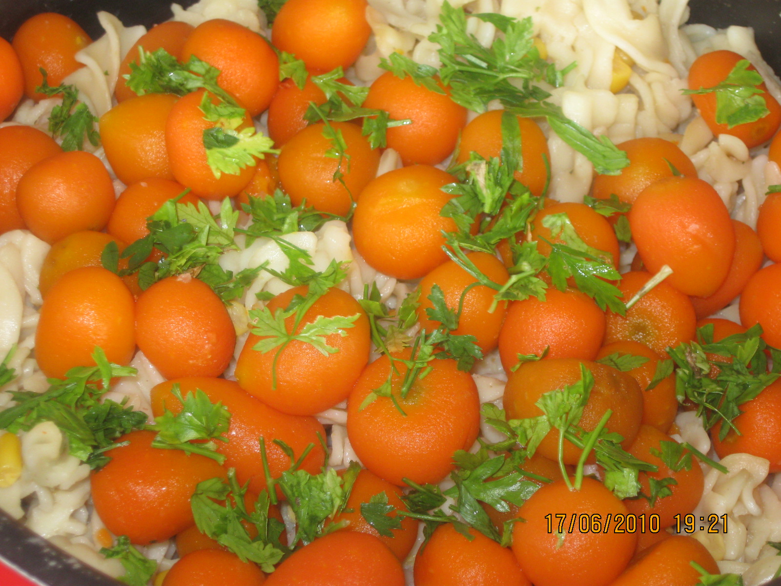 Salata de paste fusilli, porumb si carote  pariziene