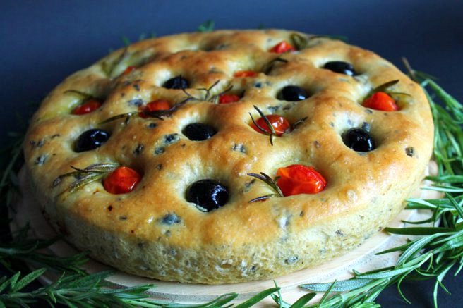 Focaccia de masline si rosii cu aroma de rozmarin